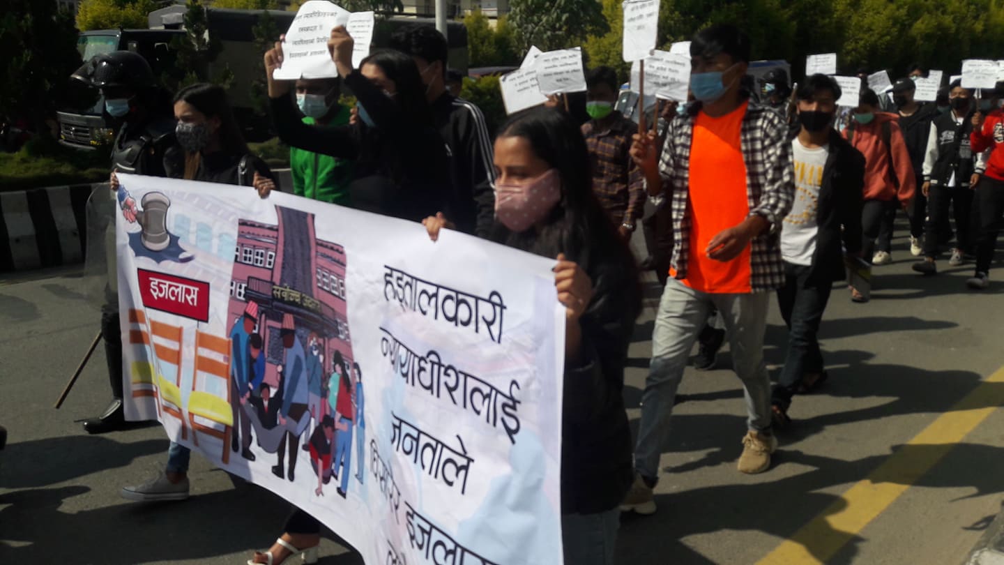 हड्तालकारी न्यायाधीशलाई काममा फर्किन दबाब दिँदै सर्वाेच्चमा काउन्टर धर्ना